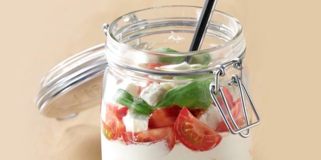 Παξιμάδι στο βάζο με γιαούρτι, φέτα, ντοματίνια και βασιλικό
