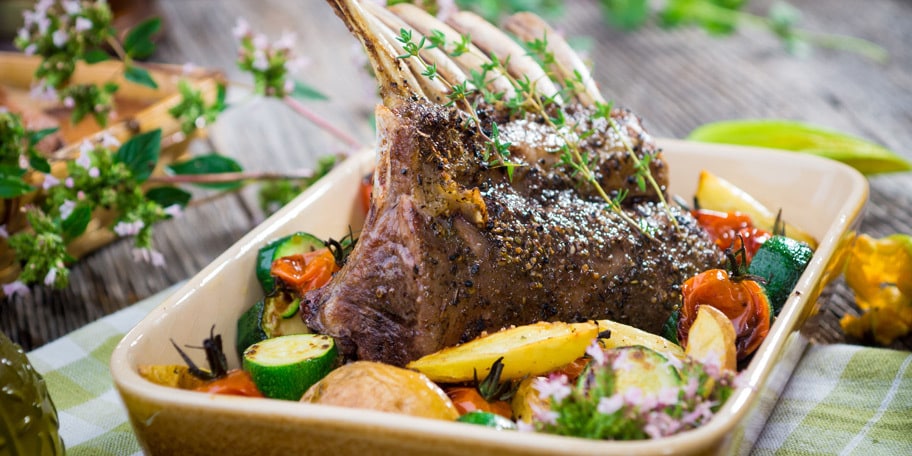 Αρνίσια παϊδάκια με μεσογειακά λαχανικά στο φούρνο