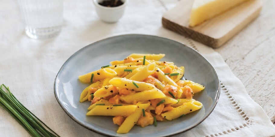 CARBONARA ΜΕ PENNE ΚΑΙ ΚΑΠΝΙΣΤΟ ΣΟΛΟΜΟ