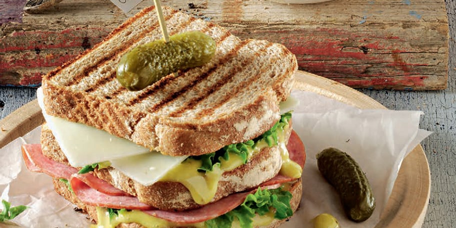 Τρίπατο σάντουιτς με σαλάμι μπίρας και σκορδάτη μαγιονέζα