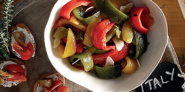 Πολύχρωμες πιπεριές μαριναρισμένες, με βαλσαμικό ξίδι