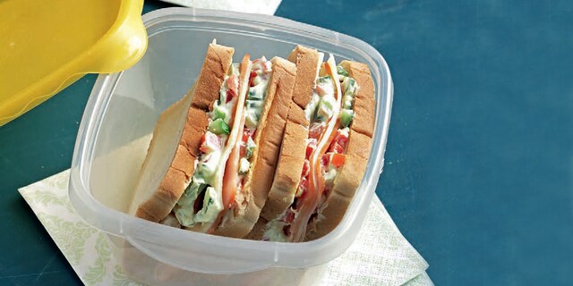 Ψωμί του τοστ με γκούντα, γαλοπούλα και «μαγιονέζα» από γιαούρτι, αγγούρι και ντομάτα