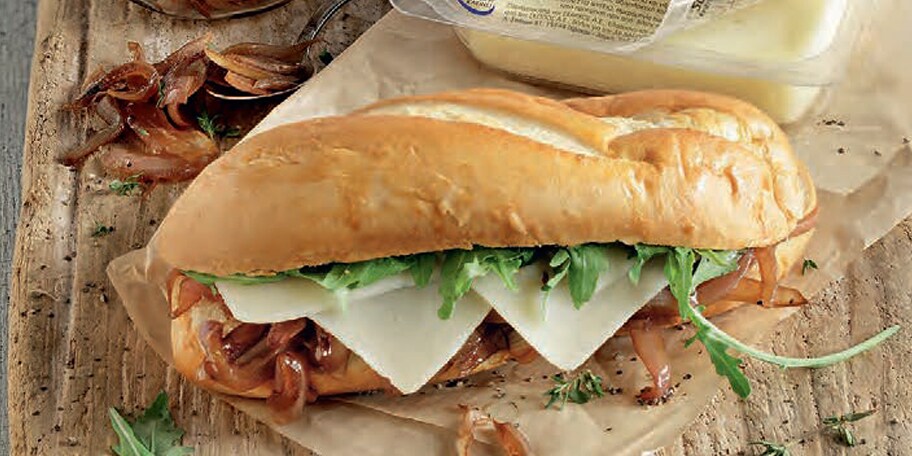 Σάντουιτς με κασέρι, καραμελωμένα κρεμμύδια και ρόκα