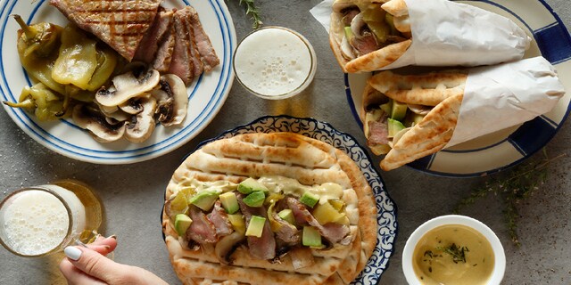 Μοσχαρίσιος γύρος από σπάλα σε τυλιχτό με ψητές πιπεριές και μανιτάρια