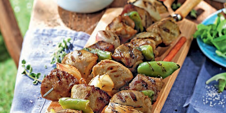 Ανάμεικτο κοντοσούβλι χοιρινό και κοτόπουλο με πιπεριές, κρεμμύδια και λαδολέμονο ντομάτας με ρίγανη