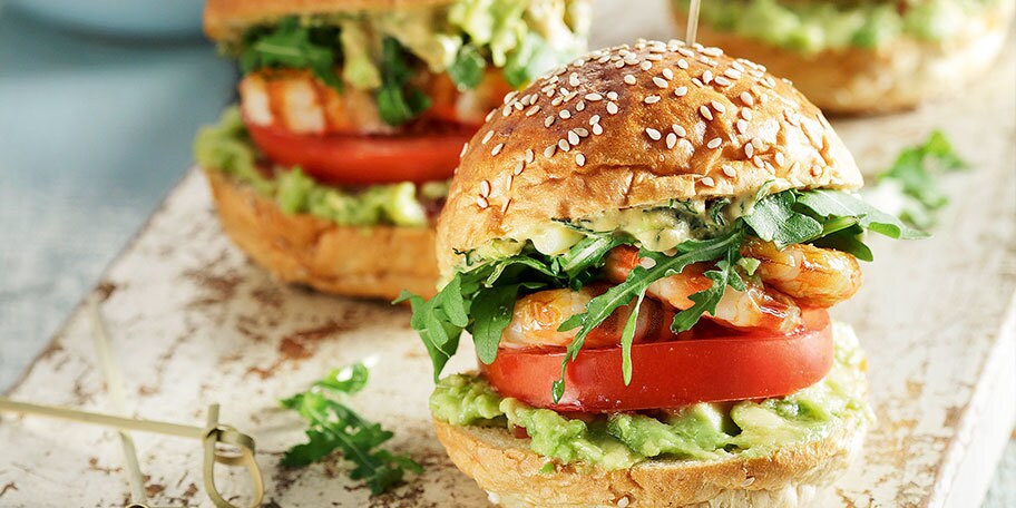 Μπέργκερ με ψωμί ολικής, γαρίδες ψητές και αβοκάντο