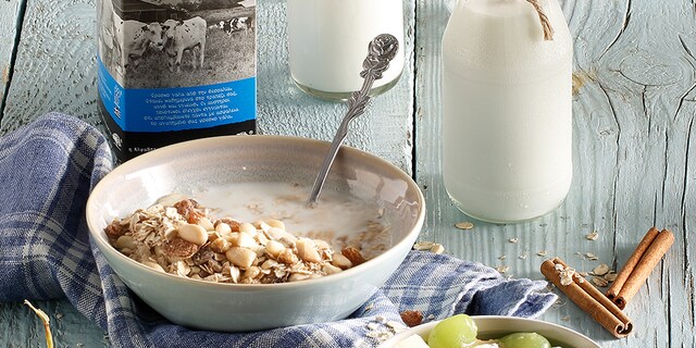 Σπιτικό μούσλι με βρόμη, σταφίδες, τζίντζερ και αμύγδαλα