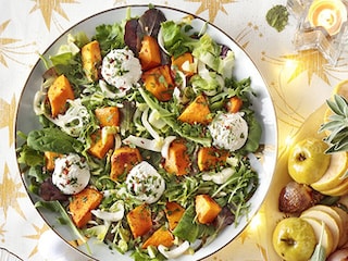 Σαλάτα με ψητή κολοκύθα, πρασινάδες και ξυνομυζήθρα