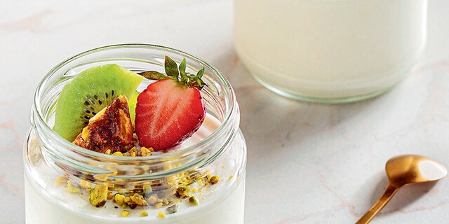 Μους γιαουρτιού με μέλι και λεμόνι σερβιρισμένη με φρούτα εποχής και φιστίκια