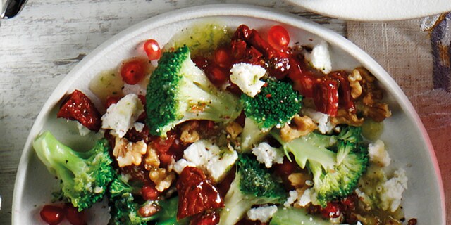 Σαλάτα με μπρόκολο, ρόδι, καρύδια και τυρί