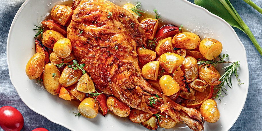 Κατσίκι στον φούρνο με σκόρδο και πατάτες, μαρινάτο, με δεντρολίβαν