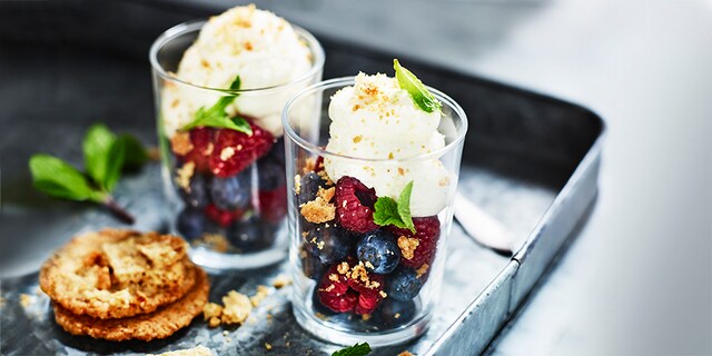 Cheesecake στο ποτήρι με Arla τυρί κρέμα και φρέσκα φρούτα