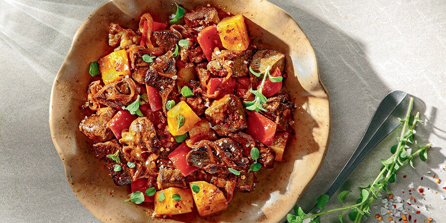 Συκωταριά κοκκινιστή με πάπρικα, πατάτες και πιπεριά Φλωρίνης