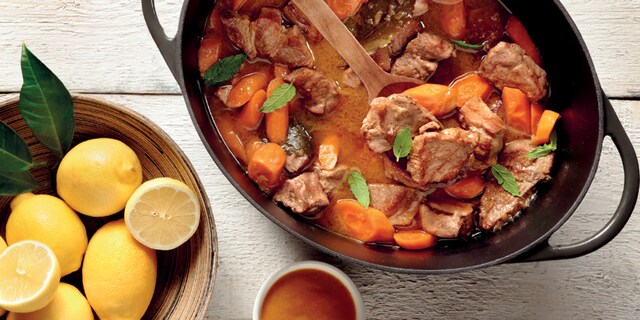 Μοσχαράκι λεμονάτο με μελωμένα καρότα