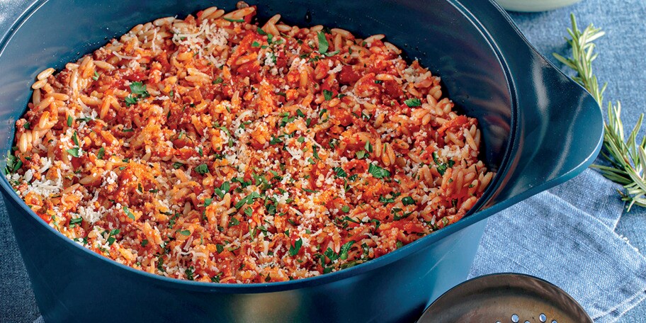 Κριθαράκι με κιμά σε μία κατσαρόλα