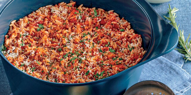 Κριθαράκι με κιμά σε μία κατσαρόλα