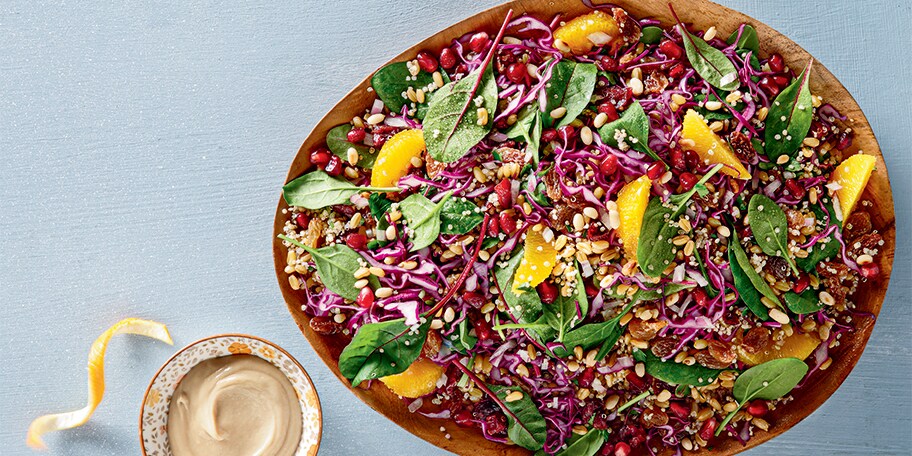 Detox σαλάτα με σιτάρι, κινόα, λαχανικά και dressing ταχινιού