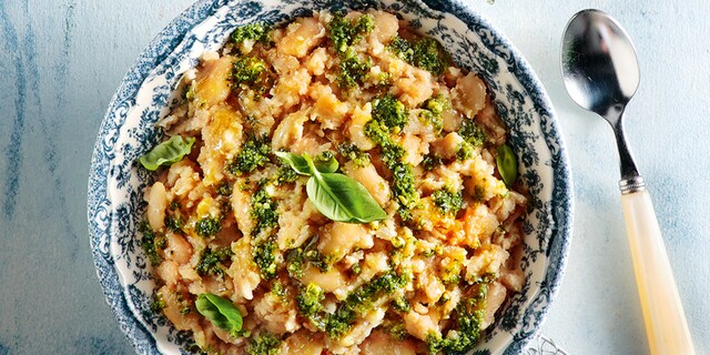 Χοντροσπασμένα φασόλια με πέστο βασιλικού