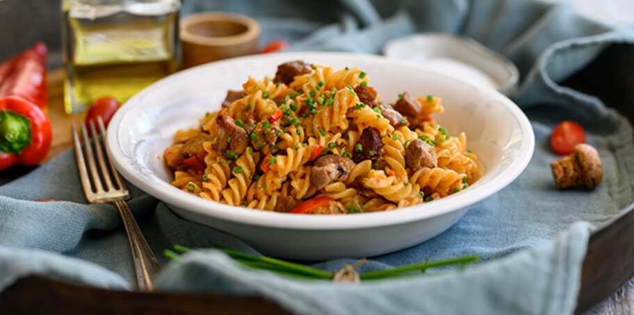 FUSILLI ΜΕ ΚΡΕΑΤΙΚΑ, ΛΑΧΑΝΙΚΑ ΚΑΙ ΣΑΛΤΣΑ ΤΟΜΑΤΑΣ