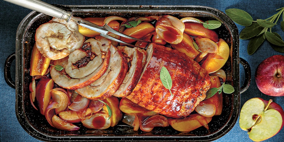Έτοιμο χοιρινό ρολό καρέ με μήλο και δαμάσκηνο σε «στρώμα» κρεμμυδιών-μήλων