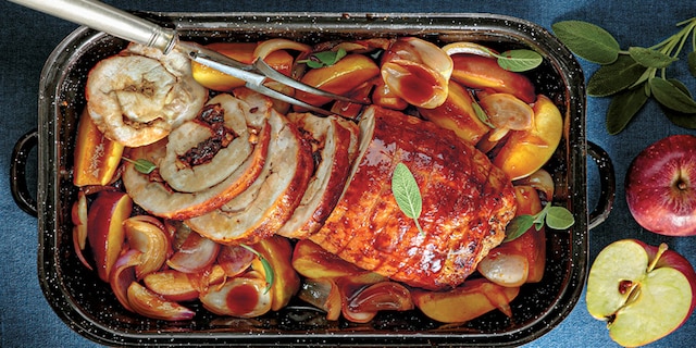 Έτοιμο χοιρινό ρολό καρέ με μήλο και δαμάσκηνο σε «στρώμα» κρεμμυδιών-μήλων