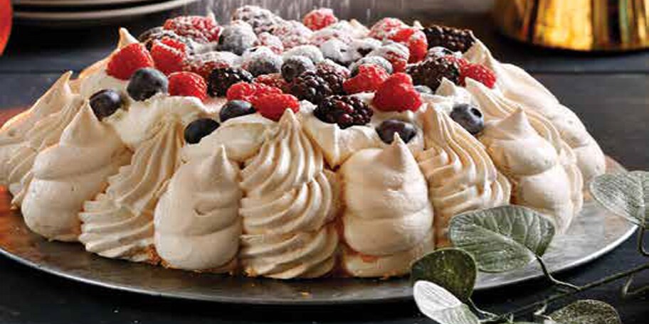 Pavlova με φρούτα του δάσους και μαστίχα