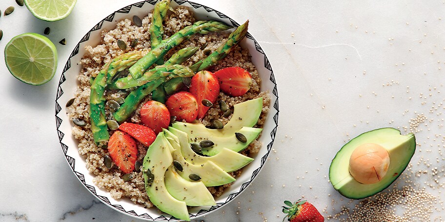 Buddha bowl με κινόα, αβοκάντο, σπαράγγια, φράουλες, κολοκυθόσπορους, λάιμ